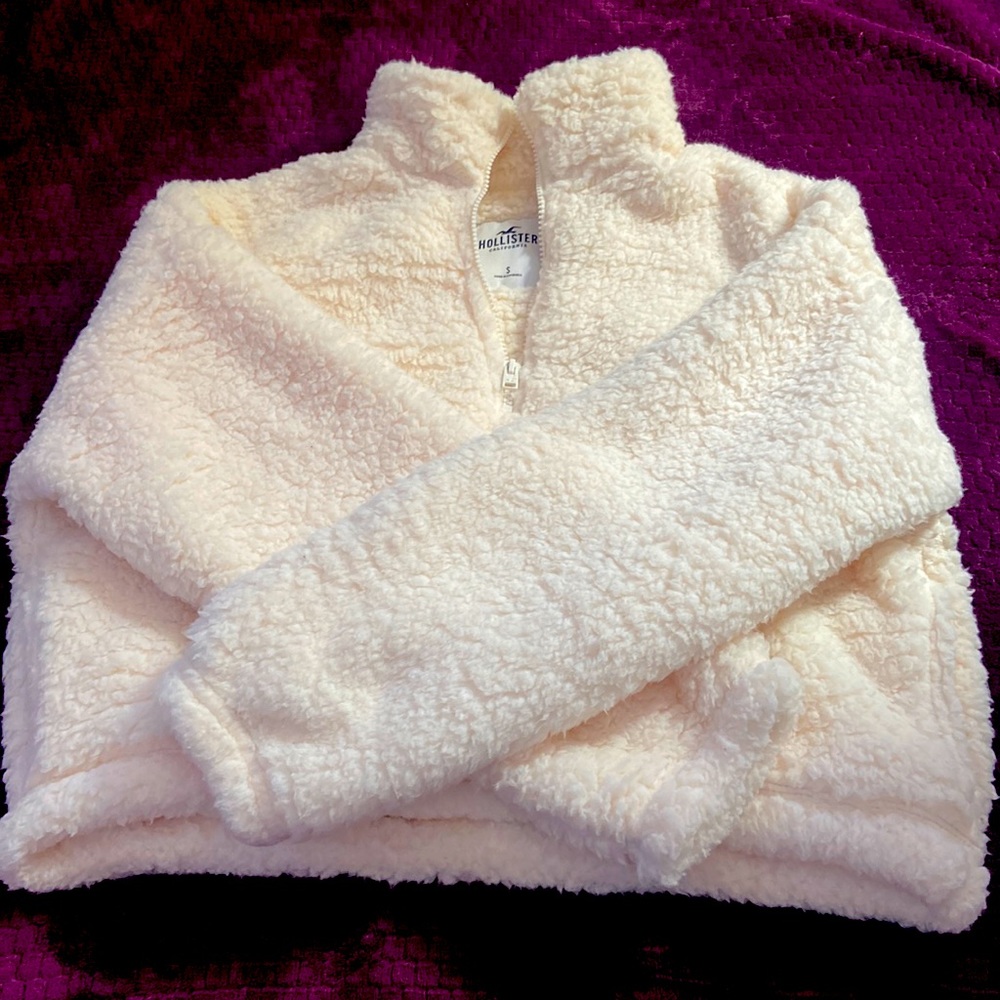 Hollister Women fluffy sweatshirt